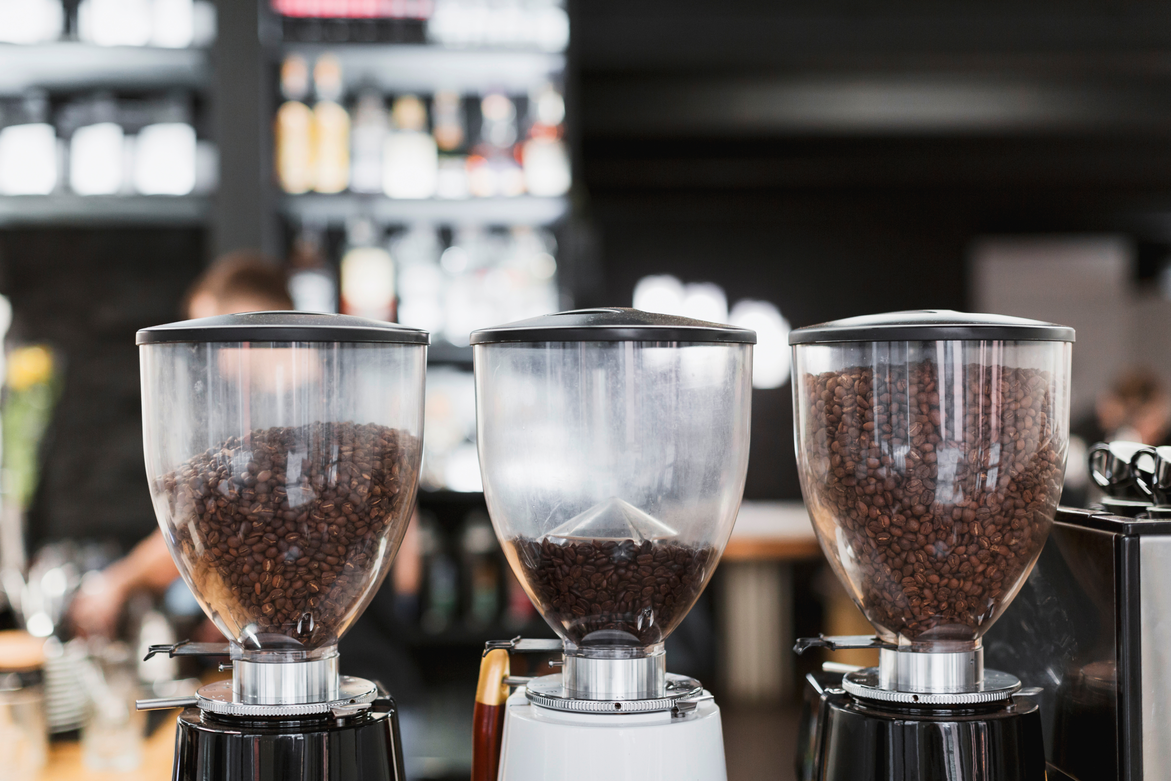 Barista prepară cafea cu o mașină profesională