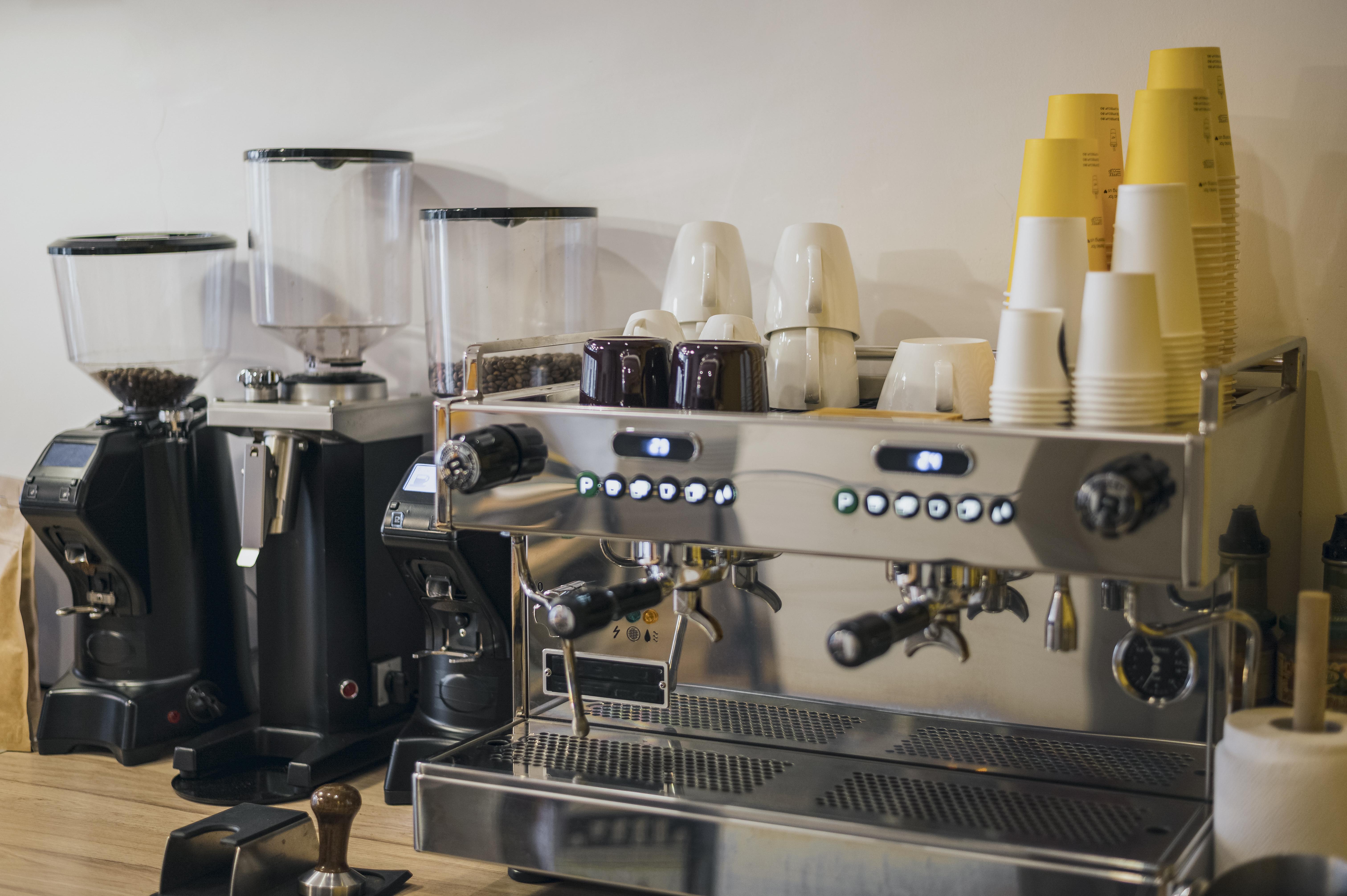 Mașină de cafea profesională cu cești în cafenea